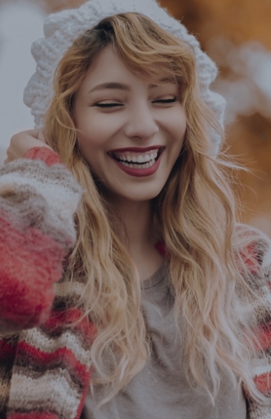 Woman with straight teeth thanks to Invisalign